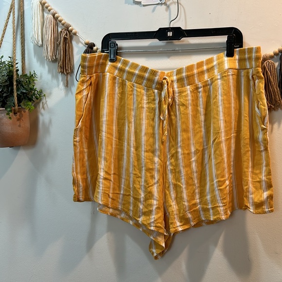 Forever 21 pin striped shorts - Picture 4 of 9